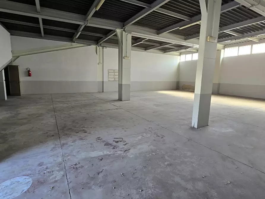 Immagine 1 di Locale commerciale in affitto  in Via Gaetano Mario Columba 89 a Siracusa