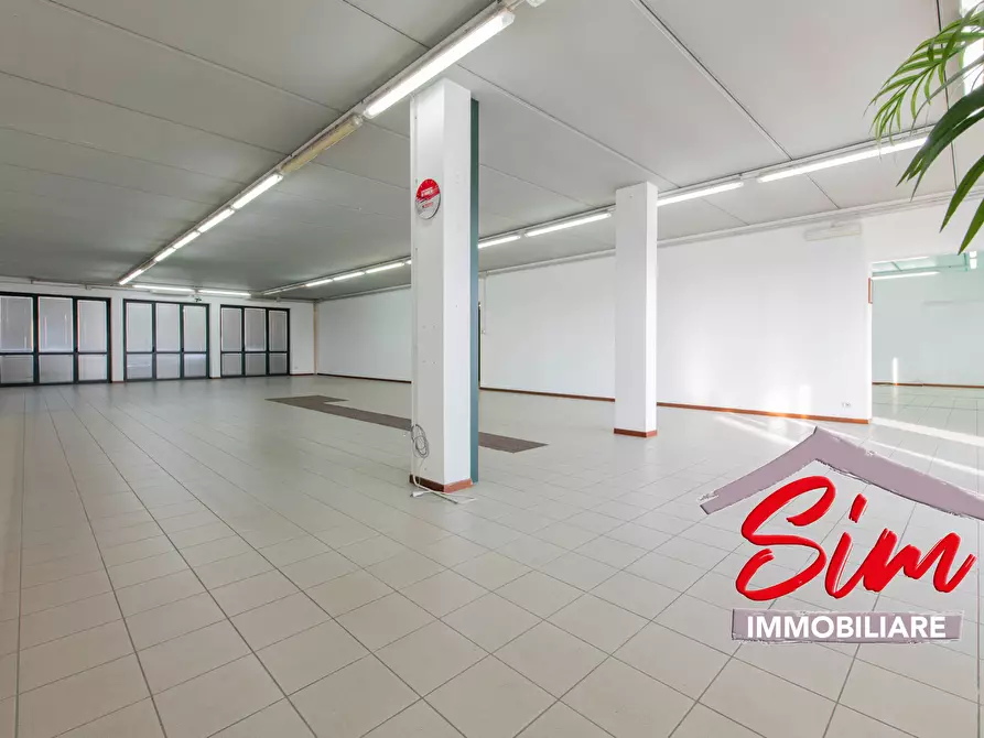 Immagine 5 di Locale commerciale in vendita  in Via Vecchia Circonvallazione sn a Oleggio