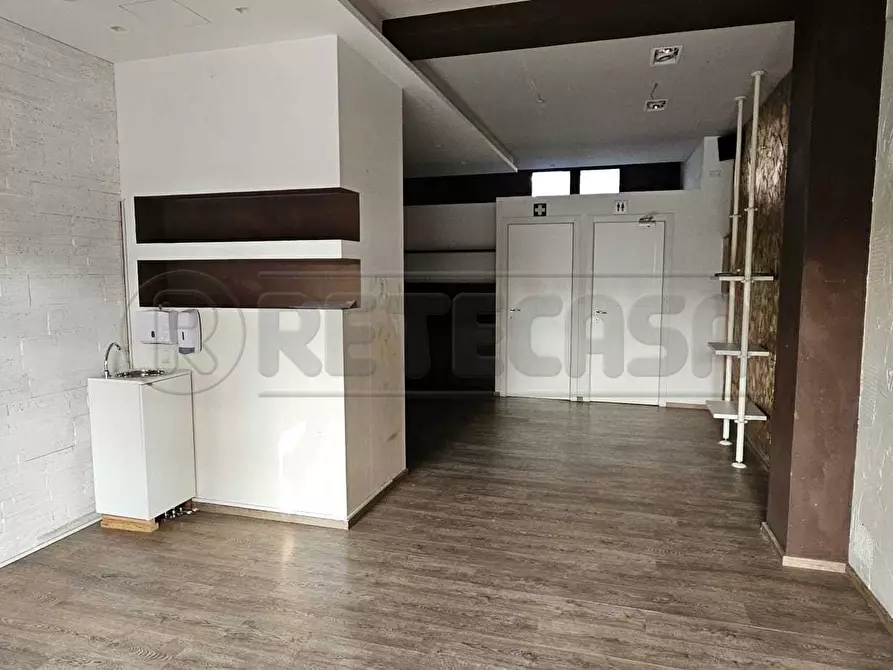 Immagine 10 di Locale commerciale in affitto  a Mirano