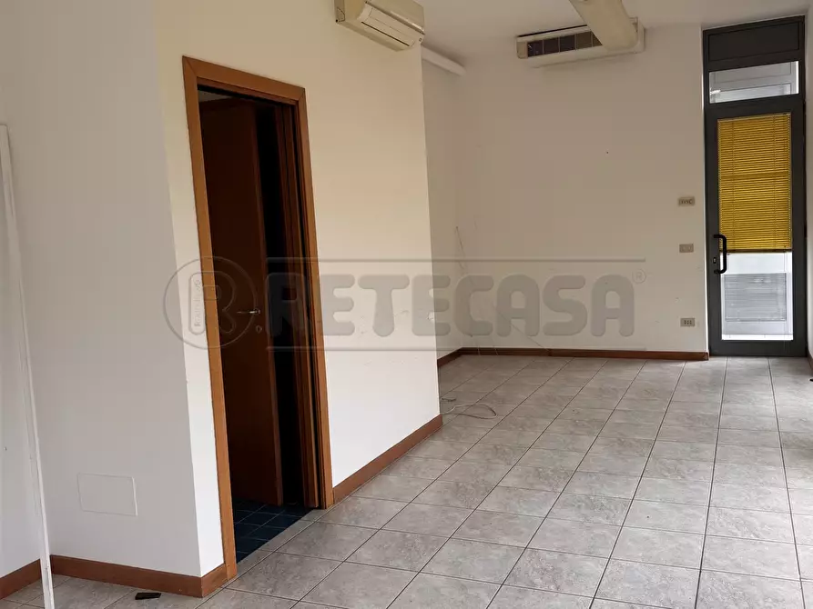 Immagine 1 di Locale commerciale in affitto  a Mirano