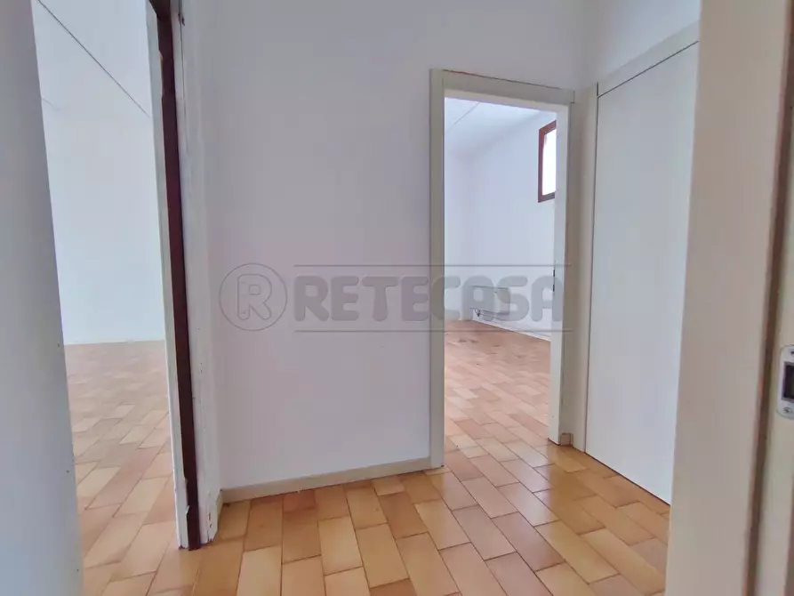 Immagine 6 di Locale commerciale in affitto  in Via A. de gasperi a Altavilla Vicentina