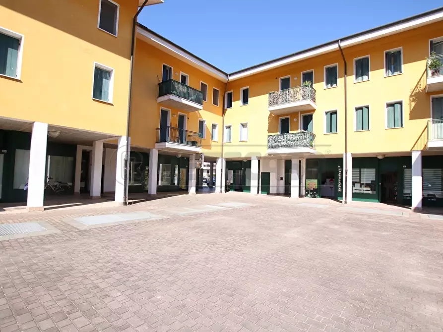 Immagine 1 di Locale commerciale in affitto  in Via Monte Lungo a Arcugnano