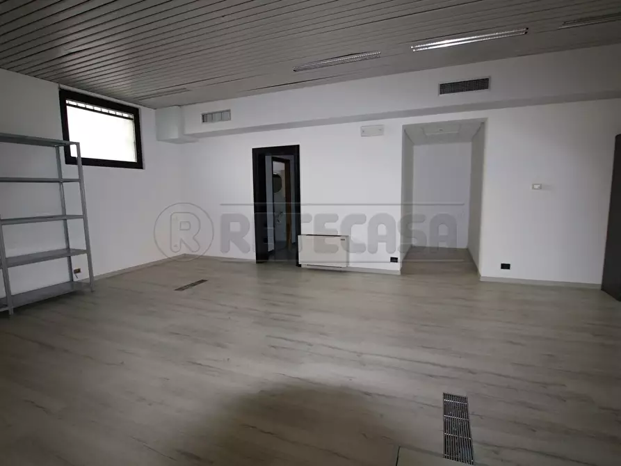 Immagine 33 di Locale commerciale in affitto  in Via Torri a Arcugnano