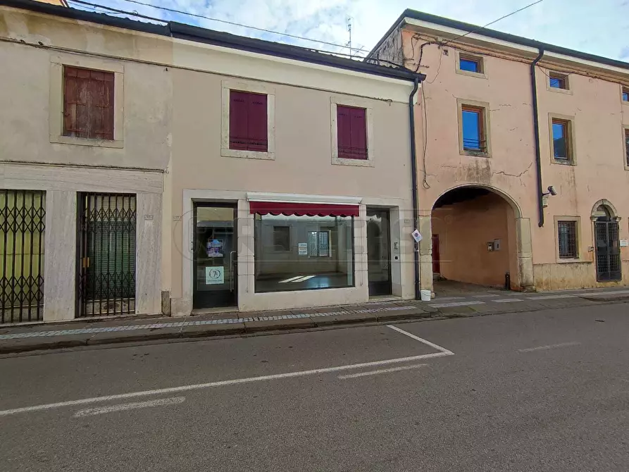 Immagine 11 di Locale commerciale in affitto  a Montebello Vicentino