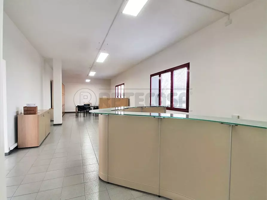 Immagine 2 di Ufficio in affitto  a Torri Di Quartesolo