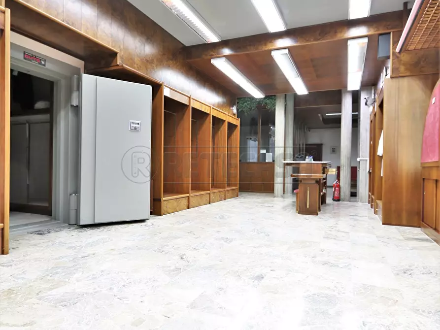 Immagine 8 di Locale commerciale in affitto  a Torri Di Quartesolo