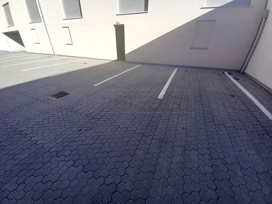 Immagine 3 di Garage in vendita  in Viale Milano 22 a Vicenza