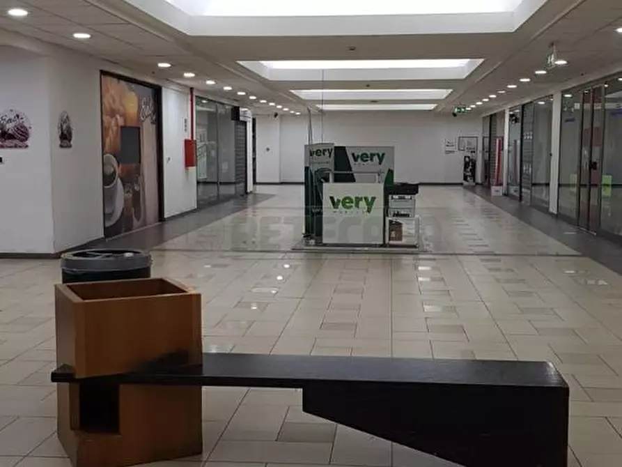 Immagine 10 di Locale commerciale in vendita  in Località Tremestieri 379 a Messina