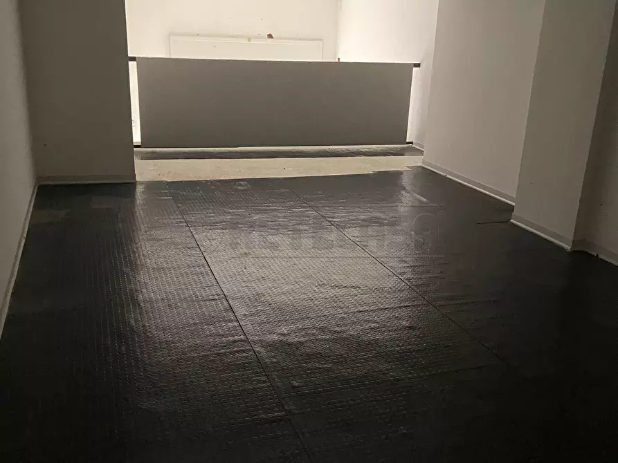 Immagine 12 di Locale commerciale in affitto  in Via Posidonia 96/C a Salerno