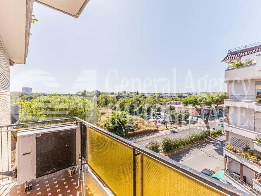 Immagine 6 di Appartamento in vendita  in via guido de ruggiero a Roma