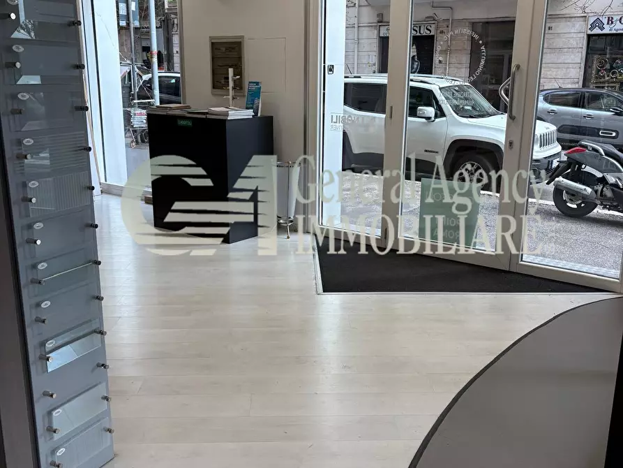 Immagine 17 di Locale commerciale in affitto  in Via Albano 62 a Roma