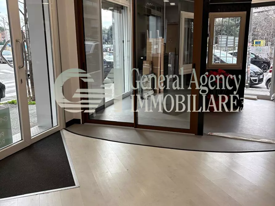 Immagine 8 di Locale commerciale in vendita  in Via Albano 62 a Roma