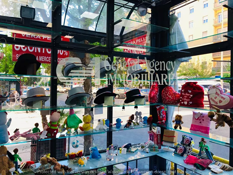 Immagine 13 di Attività commerciale in vendita  in Viale Guglielmo Marconi a Roma