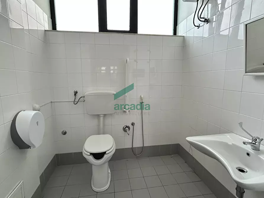 Immagine 13 di Locale commerciale in vendita  in Via Giovanni Amendola 205 a Bari