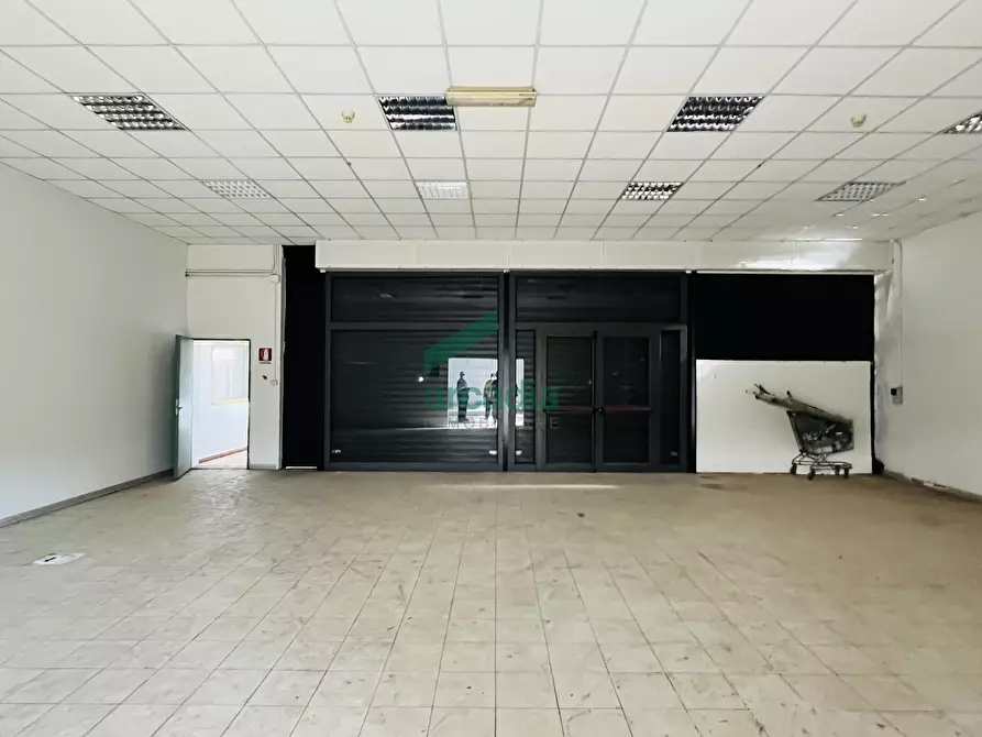 Immagine 33 di Attività artigianale in vendita  in Viale Biagio Accolti Gil 22 a Bari