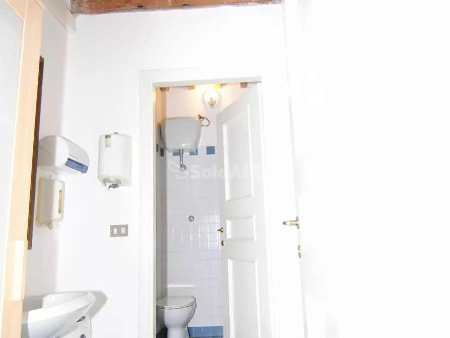 Immagine 14 di Locale commerciale in affitto  a Livorno