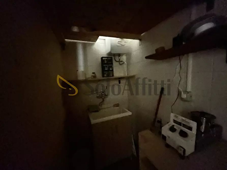 Immagine 9 di Locale commerciale in affitto  a Torino