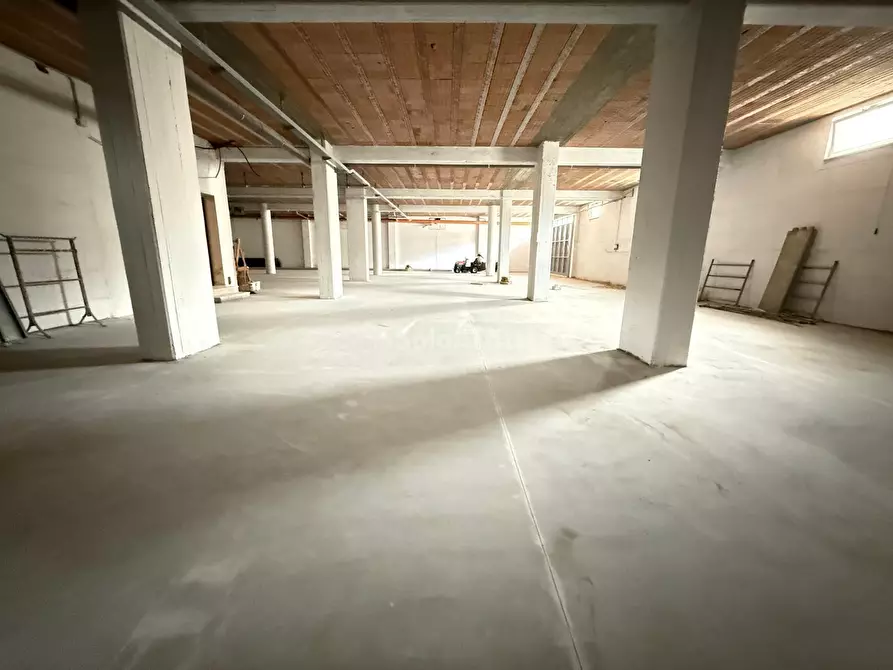 Immagine 4 di Magazzino in affitto  in Via Forche Caudine 165 a Maddaloni