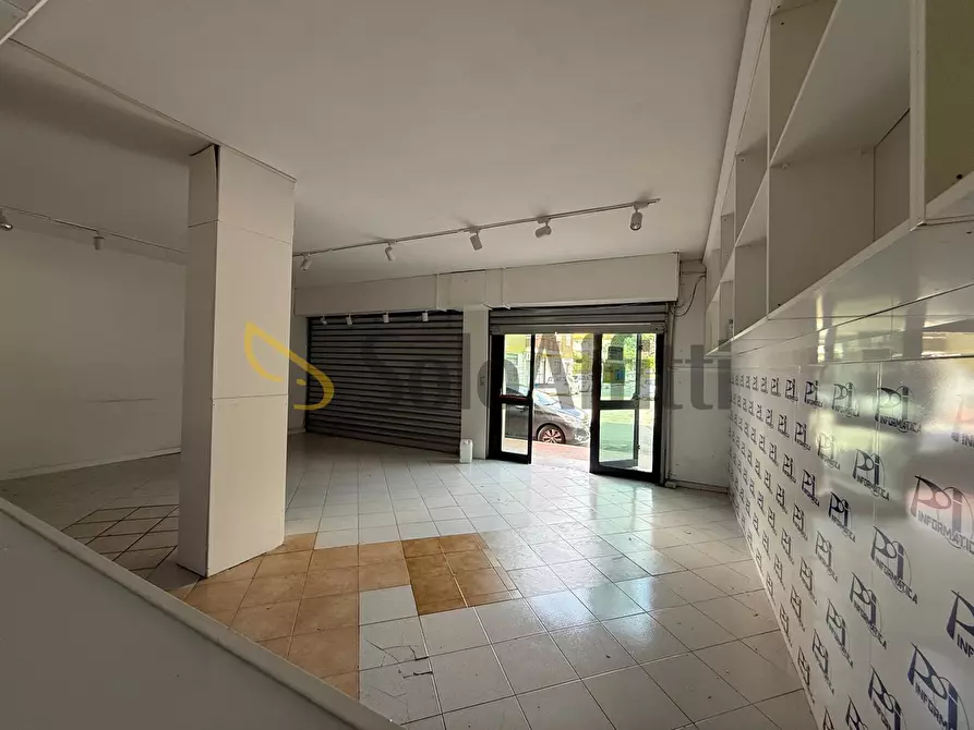 Immagine 7 di Locale commerciale in affitto  in Via John Fitzgerald Kennedy 28 a Caserta