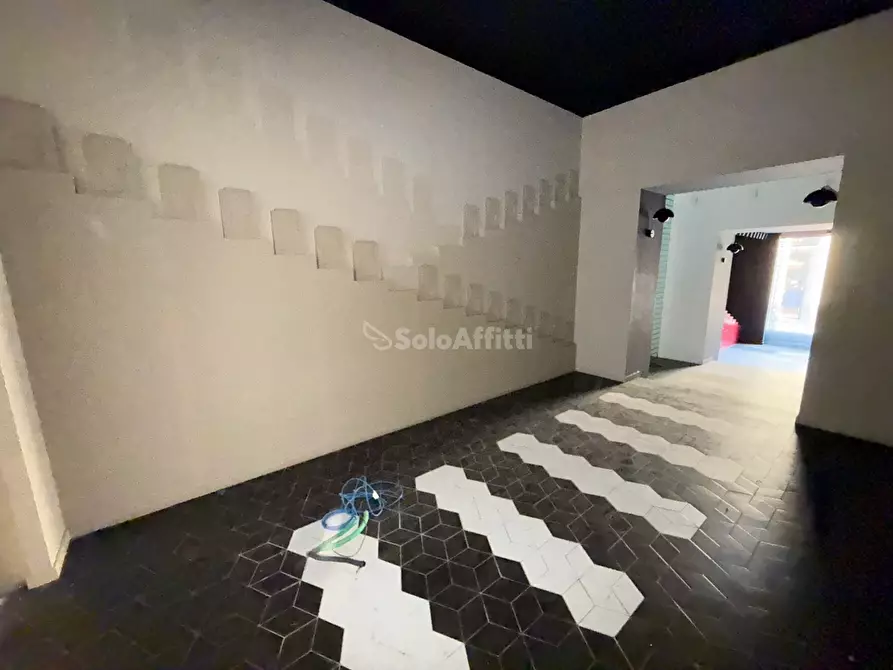 Immagine 7 di Locale commerciale in affitto  a Caserta
