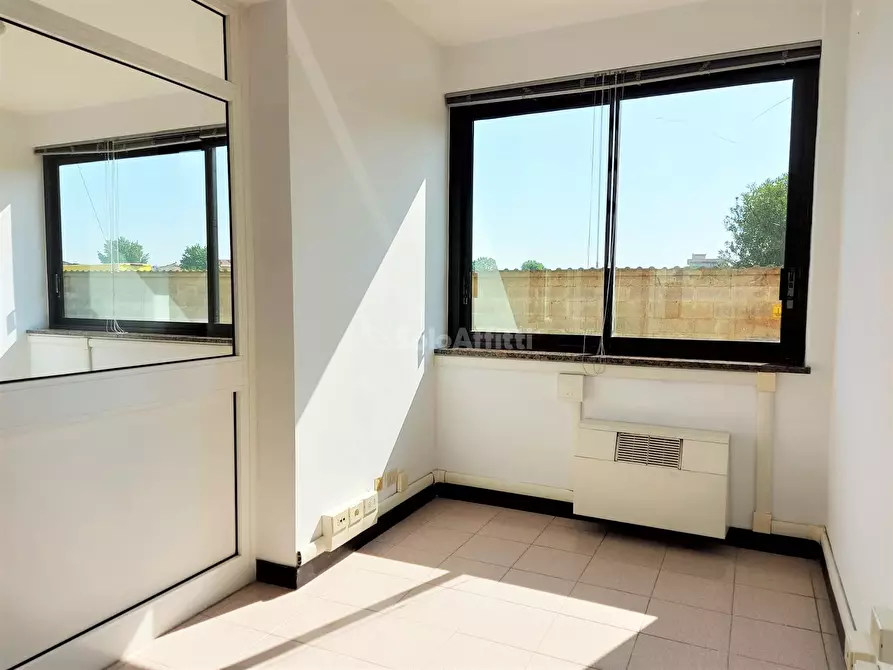 Immagine 13 di Ufficio in affitto  in Via Ivo Oliveti a Fiumicino