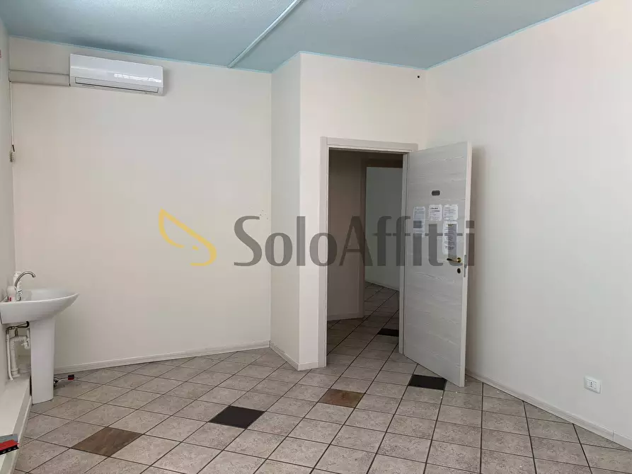 Immagine 4 di Locale commerciale in affitto  in Via Contardo Ferrini 42 a Samarate