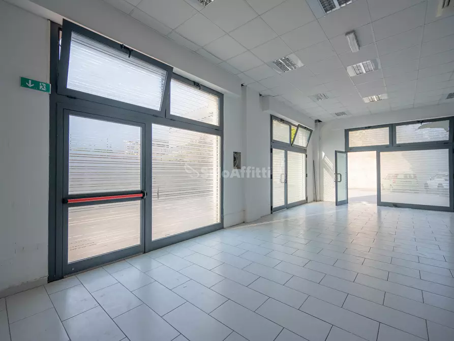 Immagine 10 di Ufficio in affitto  a Catanzaro