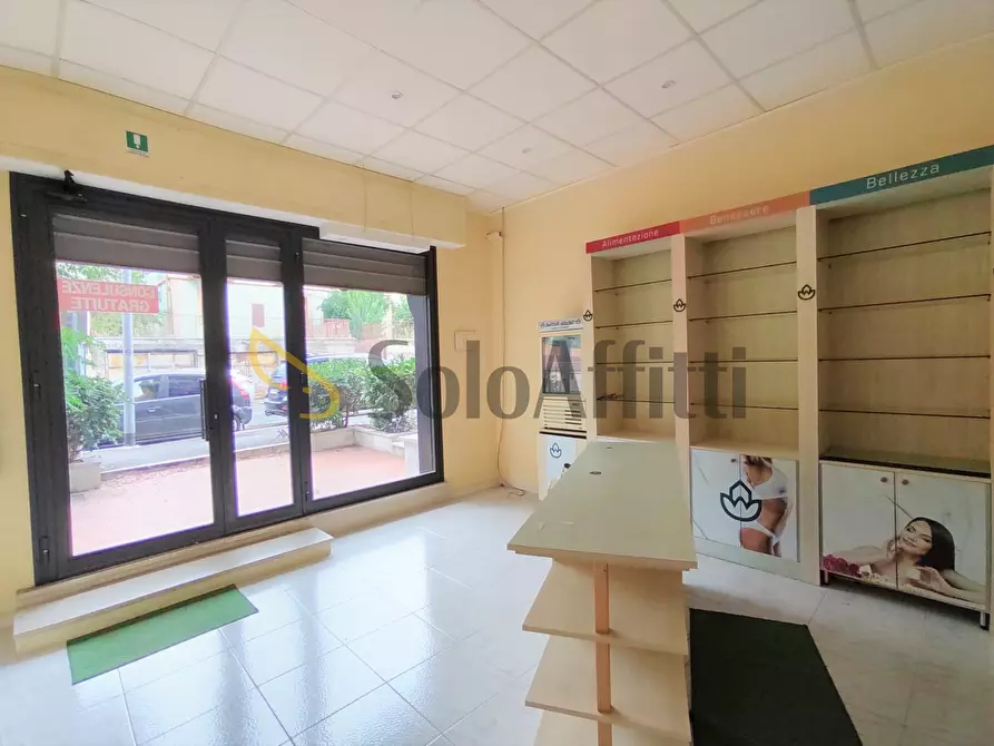 Immagine 2 di Locale commerciale in affitto  in Via della Pisana a Roma