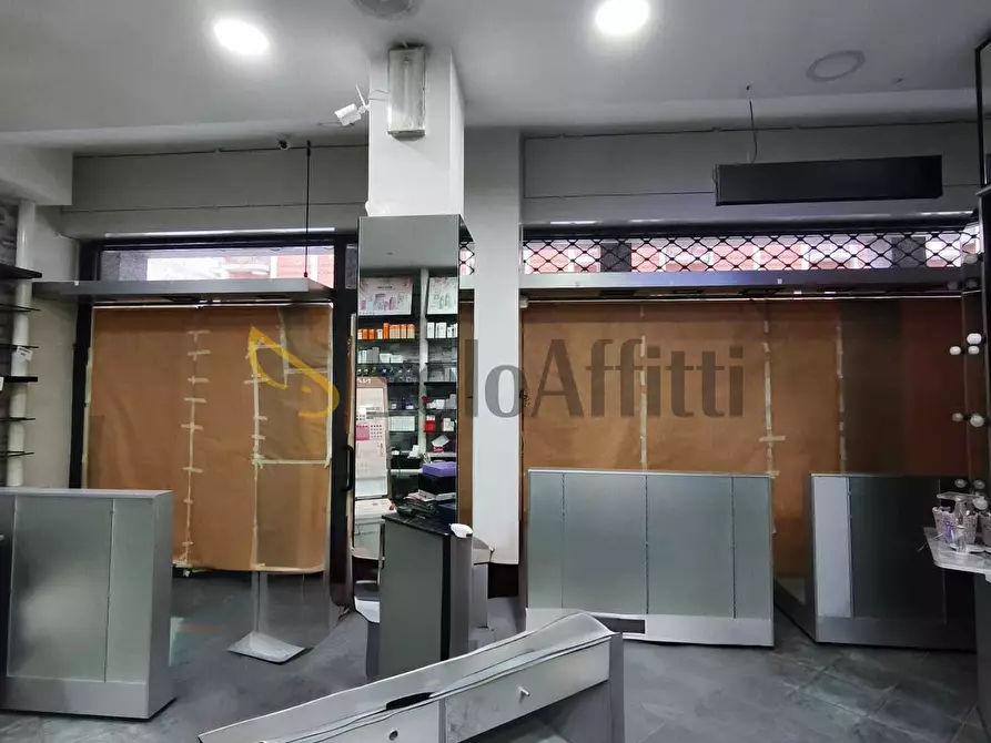 Immagine 5 di Locale commerciale in affitto  in Via Pietro Francesco Guala 112/A a Torino