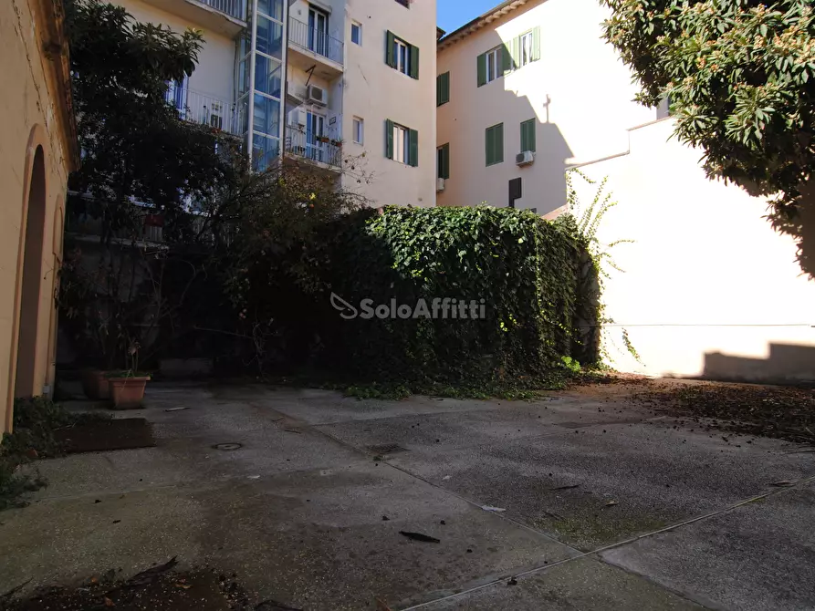 Immagine 8 di Locale commerciale in affitto  a Livorno