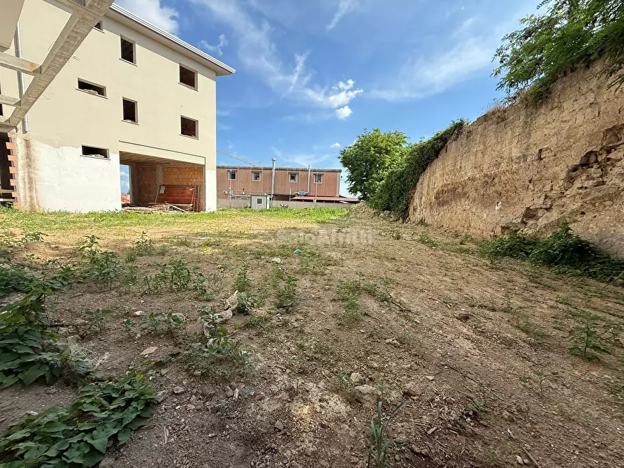 Immagine 11 di Locale commerciale in affitto  in Via Appia 198 a San Nicola La Strada