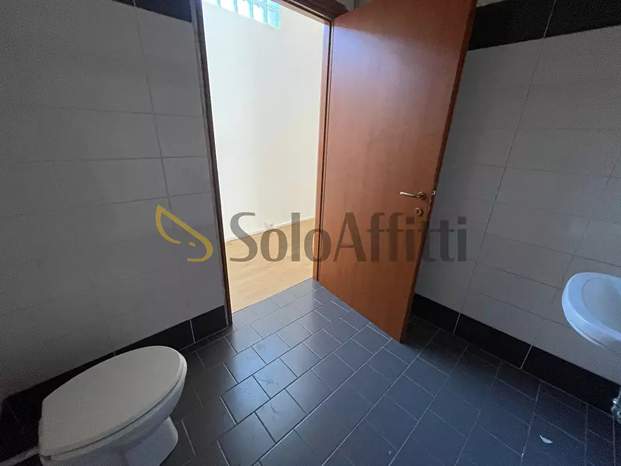 Immagine 14 di Locale commerciale in affitto  a Frosinone