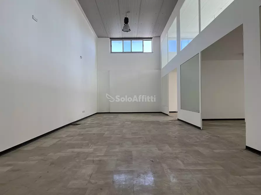 Immagine 6 di Locale commerciale in affitto  a Catanzaro