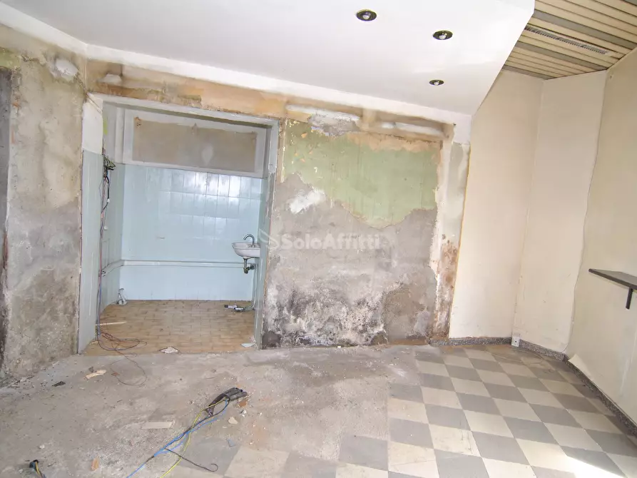 Immagine 12 di Locale commerciale in affitto  a Livorno