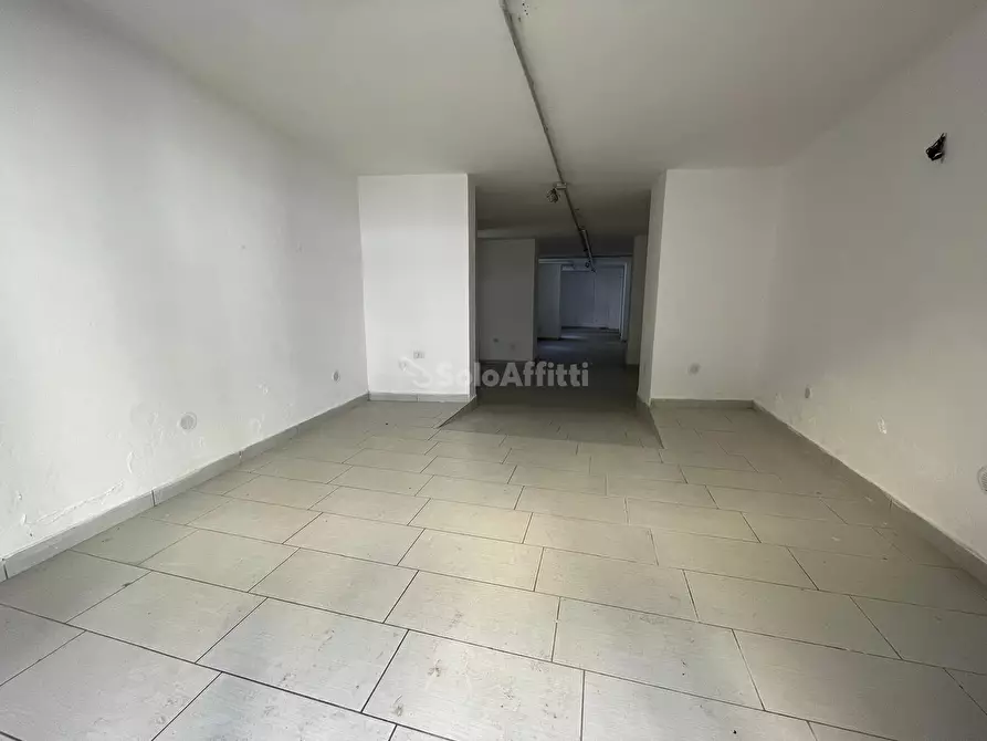 Immagine 9 di Locale commerciale in affitto  in Via Generale Alberto Pollio 10 a Caserta