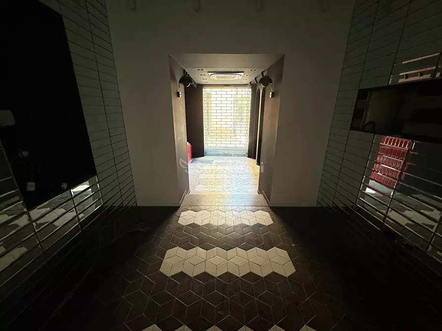 Immagine 10 di Locale commerciale in affitto  a Caserta