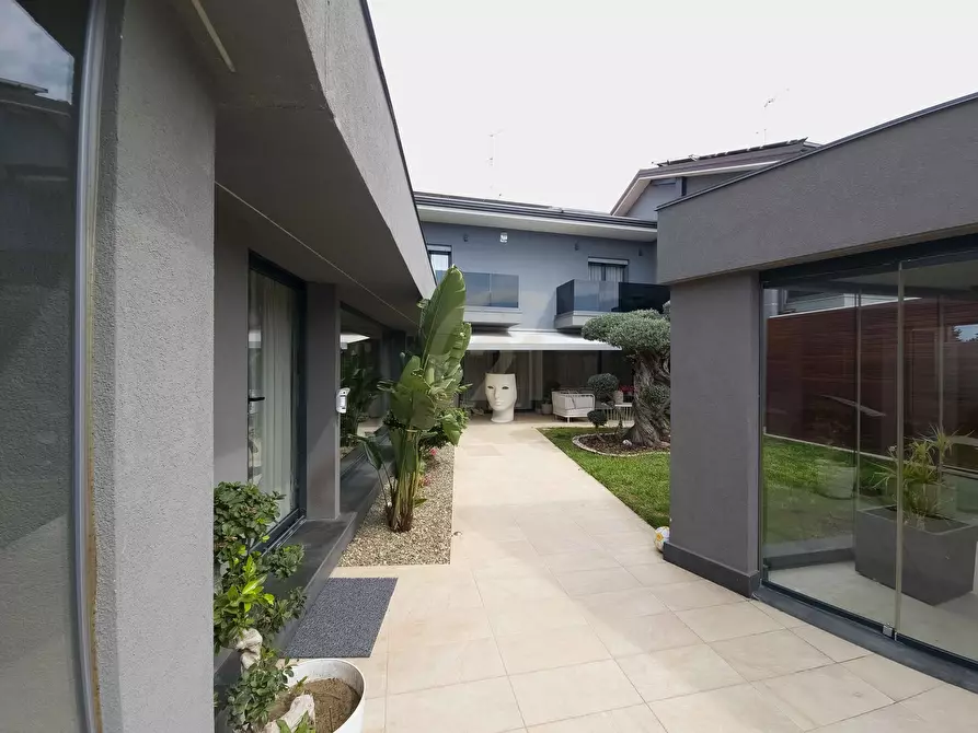 Immagine 12 di Villa in vendita  a Mascalucia