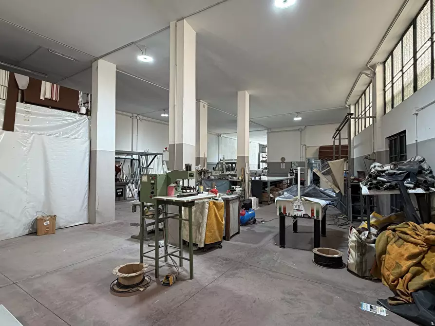 Immagine 6 di Magazzino in vendita  a Catania
