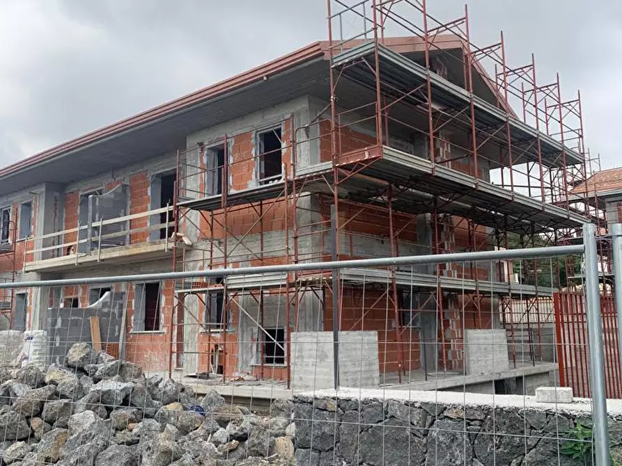 Immagine 1 di Villa in vendita  a Gravina Di Catania