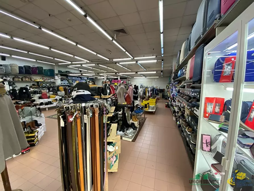 Immagine 5 di Locale commerciale in vendita  in Viale Sandro Pertini 1 a Collecchio