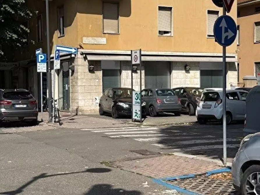 Immagine 1 di Locale commerciale in affitto  in Viale Antonio Gramsci 27A a Parma