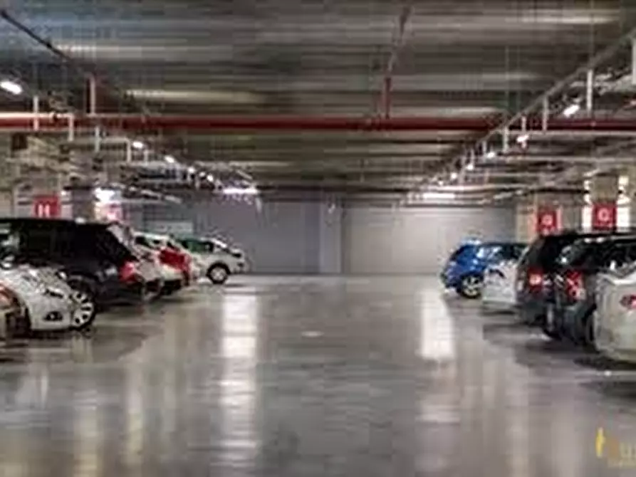 Immagine 1 di Garage in vendita  in Viale Mentana 101 a Parma