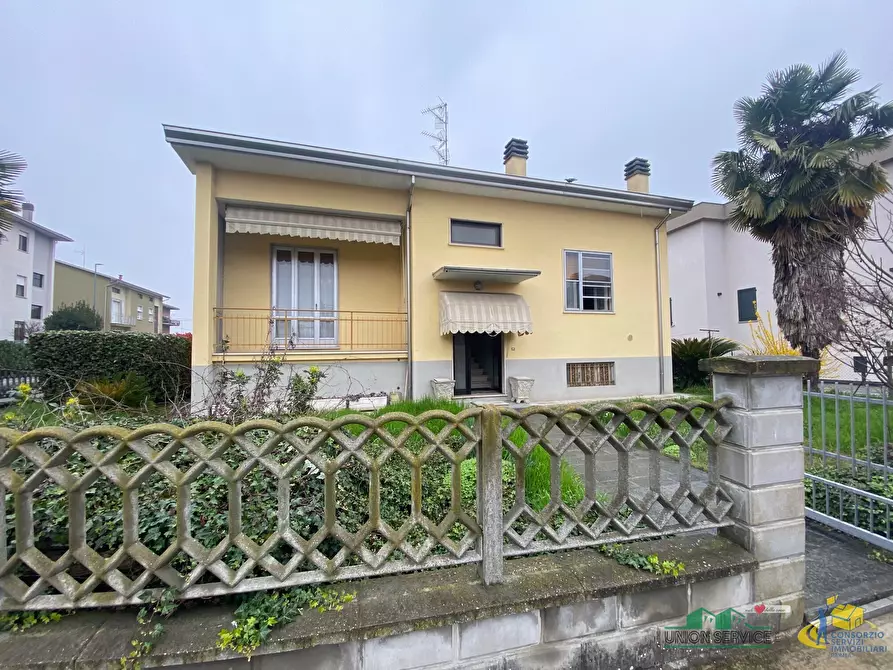 Immagine 3 di Villa in vendita  in Via Piave 1 a Noceto