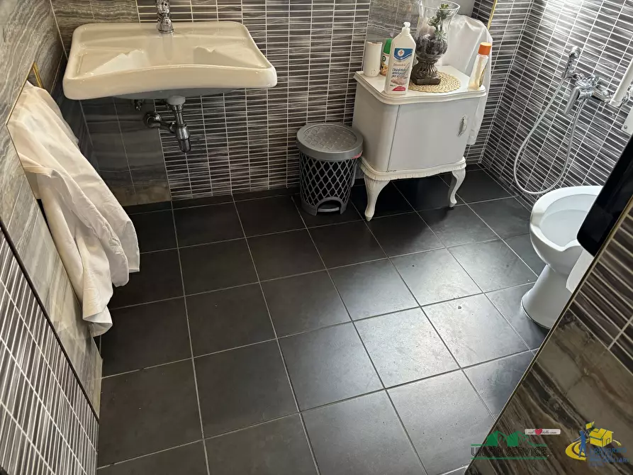 Immagine 10 di Locale commerciale in vendita  in Via Montebello a Parma