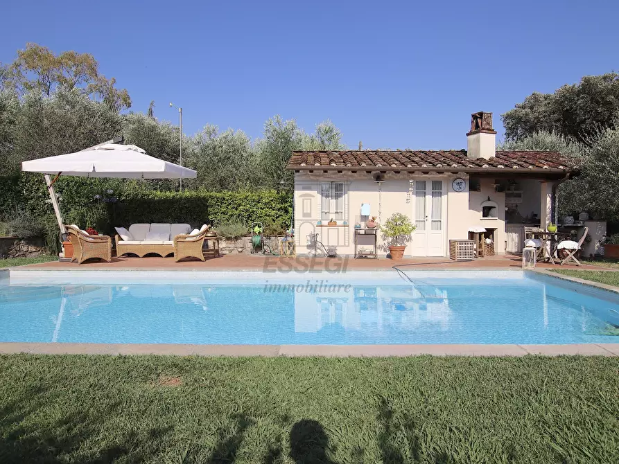 Immagine 9 di Rustico / casale in vendita  a Lucca