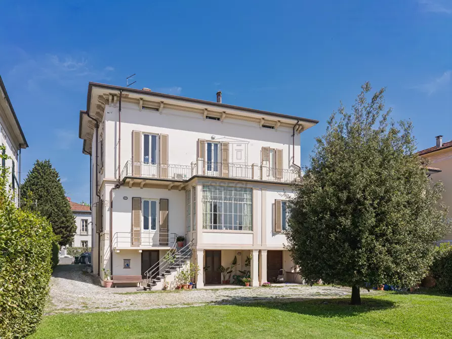 Immagine 4 di Villa in vendita  a Lucca
