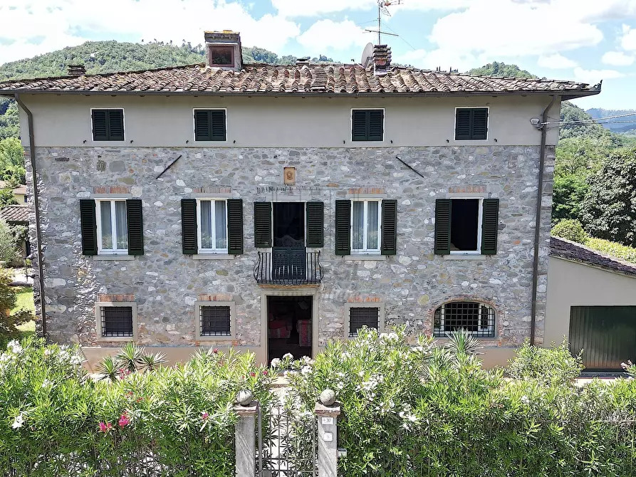 Immagine 3 di Villa in vendita  in San Martino in Freddana a Lucca