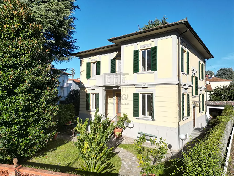 Immagine 1 di Villa in vendita  in via barsanti e matteucci a Lucca