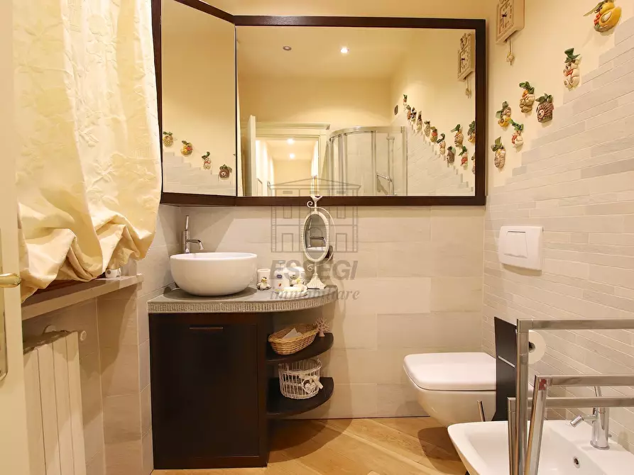 Immagine 26 di Villa in vendita  in Via dei Cotani 211 a Lucca