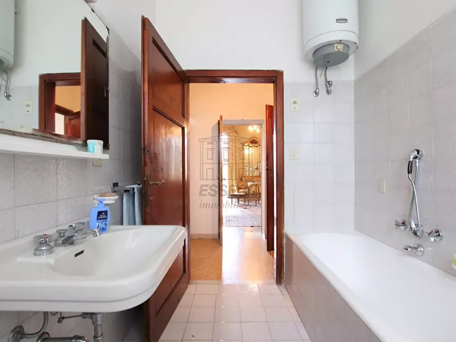 Immagine 42 di Villa in vendita  in via di montecatino a Lucca